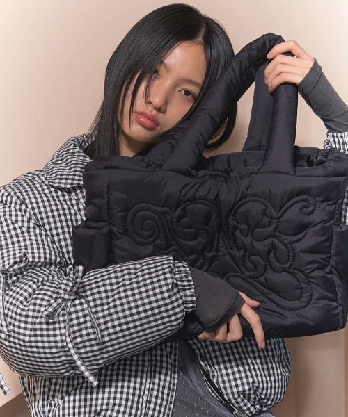 FANCY CLUB(ファンシークラブ)の「韓国ブランド NASTY FANCY CLUB ナスティーファンシークラブ CUDDLE PADDED SHOULDER BAG ロゴバッグ パディッドショルダーバッグ 大容量バッグ ボリュームバッグ 肩掛けバッグ 韓国ファッション 韓国ストリート ストリートファッション(ショルダーバッグ・レディース・ブラック/グレー・ONE SIZE)」の3枚目の写真