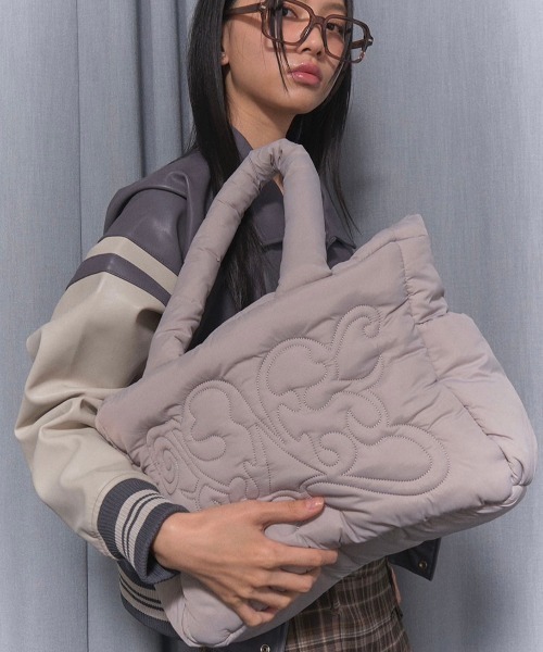 FANCY CLUB(ファンシークラブ)の「韓国ブランド NASTY FANCY CLUB ナスティーファンシークラブ CUDDLE PADDED SHOULDER BAG ロゴバッグ パディッドショルダーバッグ 大容量バッグ ボリュームバッグ 肩掛けバッグ 韓国ファッション 韓国ストリート ストリートファッション(ショルダーバッグ・レディース・ブラック/グレー・ONE SIZE)」の19枚目の写真
