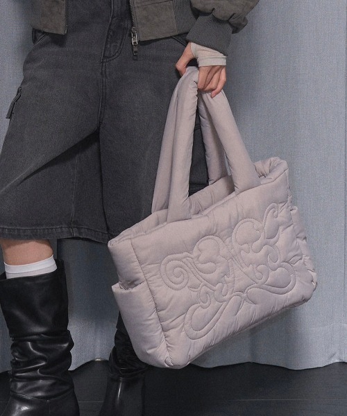 FANCY CLUB(ファンシークラブ)の「韓国ブランド NASTY FANCY CLUB ナスティーファンシークラブ CUDDLE PADDED SHOULDER BAG ロゴバッグ パディッドショルダーバッグ 大容量バッグ ボリュームバッグ 肩掛けバッグ 韓国ファッション 韓国ストリート ストリートファッション(ショルダーバッグ・レディース・ブラック/グレー・ONE SIZE)」の22枚目の写真