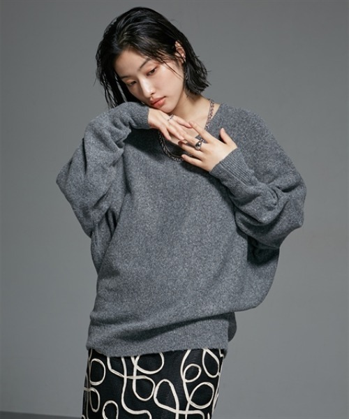 Soiunique（スワユニーク）の「ふんわりオーバーサイズＶネックニット［Soiunique］（ニット/セーター・レディース・ブルー/ブラック/イエロー/杢グレー/レッド・L/LL/M）」の2枚目の写真