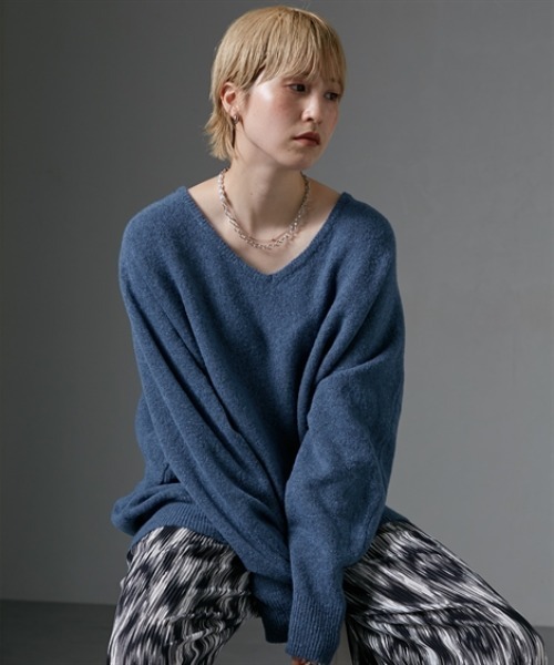 Soiunique（スワユニーク）の「ふんわりオーバーサイズＶネックニット［Soiunique］（ニット/セーター・レディース・ブルー/ブラック/イエロー/杢グレー/レッド・L/LL/M）」の21枚目の写真