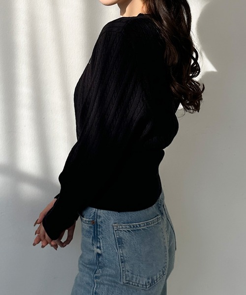 Louere（ルエレ）の「ゴールドボタンケーブルニットカーディガン（カーディガン/ボレロ・レディース・オフホワイト/ネイビー/チャコール/ライトグレー/ブラック・MEDIUM/LARGE）」の7枚目の写真