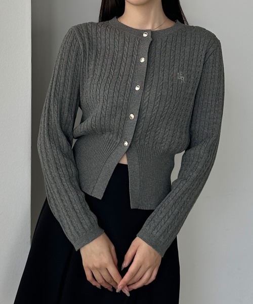 Louere（ルエレ）の「ゴールドボタンケーブルニットカーディガン（カーディガン/ボレロ・レディース・オフホワイト/ネイビー/チャコール/ライトグレー/ブラック・MEDIUM/LARGE）」の17枚目の写真