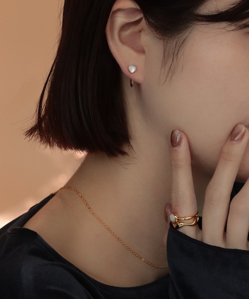 bonu.(ボヌ)の「【silver925】ハートモチーフハギーピアス(ピアス(両耳用)・レディース・ホワイト/ブラック/レッド・FREE)」の5枚目の写真
