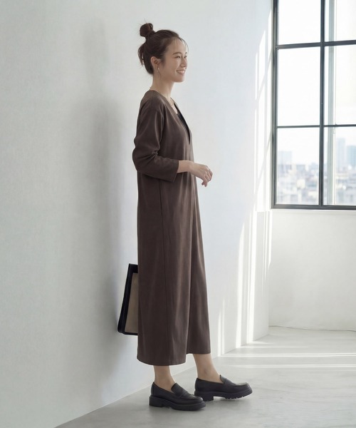 STYLE DELI(スタイルデリ)の「【Made in JAPAN】シルキーポンチ深Vワンピース(ワンピース・レディース・ブラック/ライトグレー/ブラウン・SMALL/MEDIUM)」の17枚目の写真