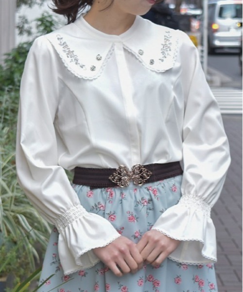 axes femme（アクシーズファム）の「ローズ刺繍ビッグカラーブラウス（シャツ/ブラウス・レディース・ホワイト/ブラック/ラベンダー・FREE）」の2枚目の写真