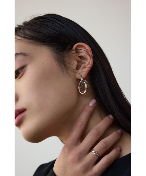 AZUL by moussy(アズールバイマウジー)の「ダブルリングピアス(ピアス(両耳用)・レディース・マルチ・FREE)」の2枚目の写真