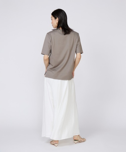 INED（イネド）の「【接触冷感】サイドスリットデザインTシャツ（Tシャツ/カットソー・レディース・グリーン/ブラック/グレー系その他/ホワイト・9号/11号）」の6枚目の写真