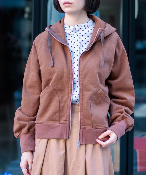 D.M.G.（ドミンゴ）の「[D.M.G / ディーエムジー] ベーシック裏毛 スウェットフーディー（パーカー・レディース・ブラウン/トップグレー・2/3）」の3枚目の写真