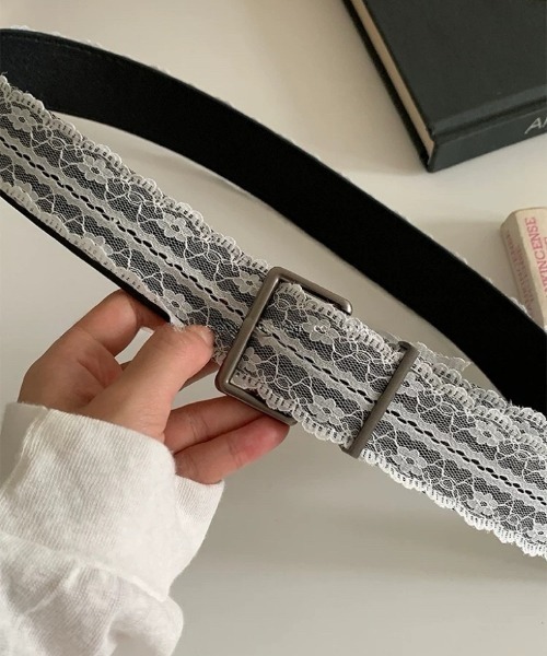 DIAVEL（ディアベル）の「【NEWデザイン】2素材MIXレースレザーベルト（ベルト・レディース・ホワイト/シルバー・F）」の4枚目の写真