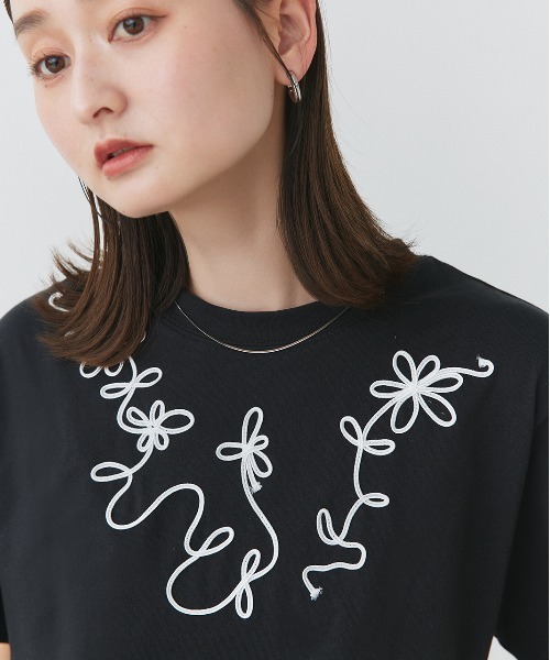 ad thie（アドティエ）の「フラワーモチーフ コード刺繍Tシャツ（Tシャツ/カットソー・レディース・オフホワイト/ブラック・FREE）」の14枚目の写真