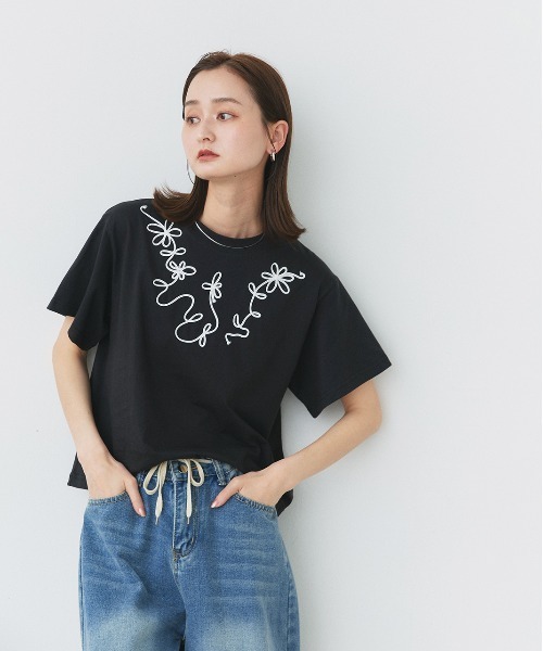 ad thie（アドティエ）の「フラワーモチーフ コード刺繍Tシャツ（Tシャツ/カットソー・レディース・オフホワイト/ブラック・FREE）」の12枚目の写真