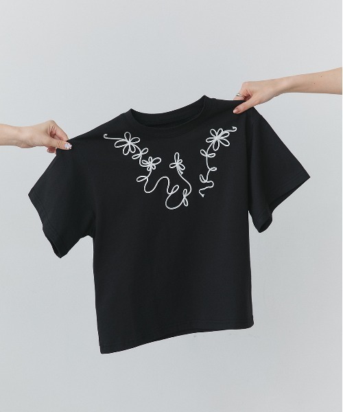 ad thie（アドティエ）の「フラワーモチーフ コード刺繍Tシャツ（Tシャツ/カットソー・レディース・オフホワイト/ブラック・FREE）」の9枚目の写真