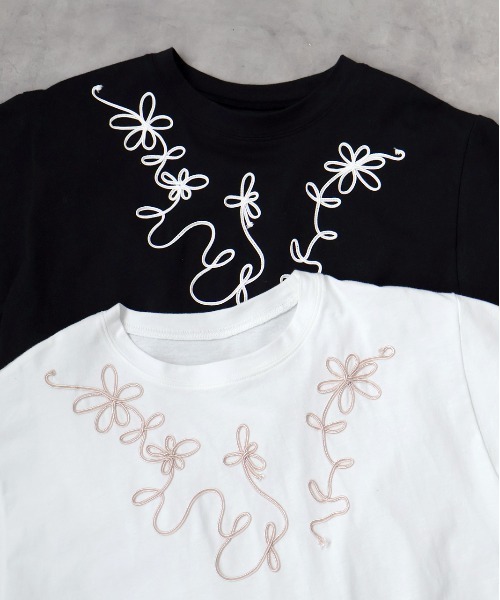 ad thie（アドティエ）の「フラワーモチーフ コード刺繍Tシャツ（Tシャツ/カットソー・レディース・オフホワイト/ブラック・FREE）」の4枚目の写真
