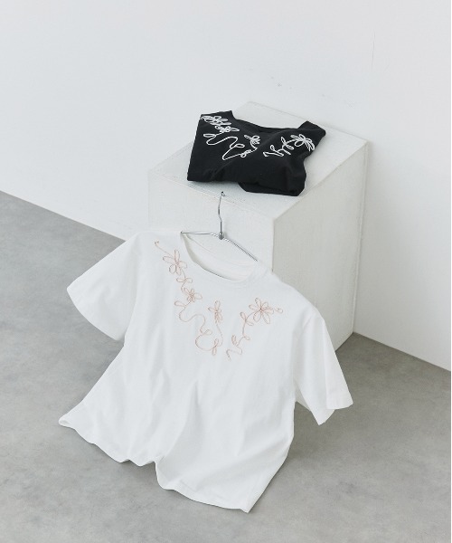 ad thie（アドティエ）の「フラワーモチーフ コード刺繍Tシャツ（Tシャツ/カットソー・レディース・オフホワイト/ブラック・FREE）」の3枚目の写真