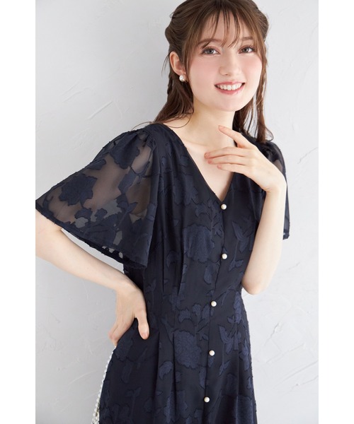 tocco closet(トッコ クローゼット)の「ウエストリボン付きパール装飾シアーフラワージャガードワンピース(ワンピース・レディース・ネイビー/アイボリー・M)」の2枚目の写真