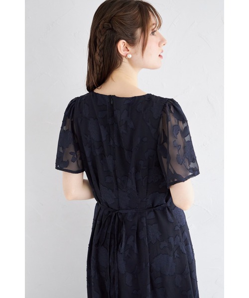 tocco closet(トッコ クローゼット)の「ウエストリボン付きパール装飾シアーフラワージャガードワンピース(ワンピース・レディース・ネイビー/アイボリー・M)」の18枚目の写真
