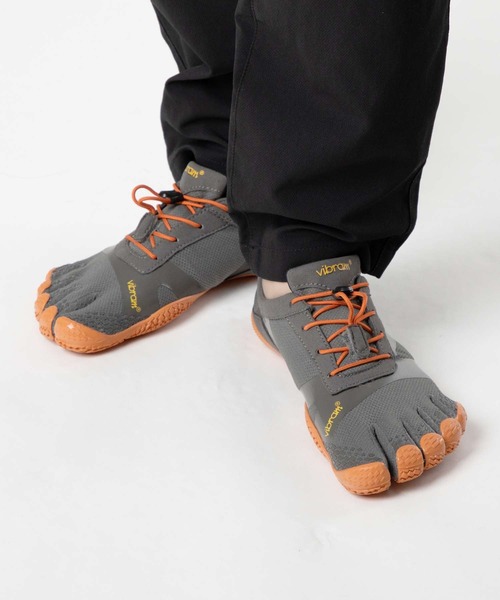 VIBRAM FIVEFINGERS（ビブラムファイブフィンガーズ）の「VIBRAM KSO EVO FIVE FINGERS ビブラム ケイエスオーエボ ファイブフィンガーズ ベアフットシューズ（スニーカー・メンズ・グレー系1・40/41/42/44）」の2枚目の写真