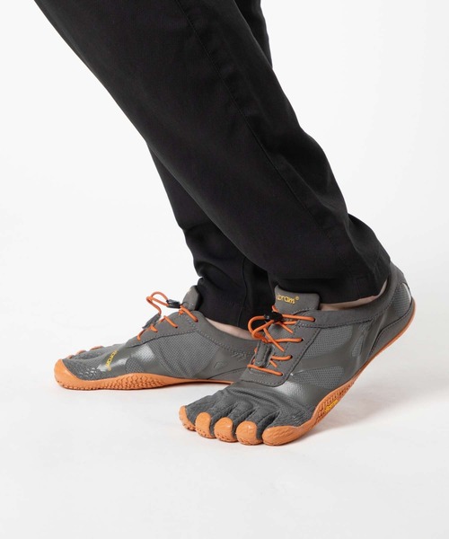 VIBRAM FIVEFINGERS（ビブラムファイブフィンガーズ）の「VIBRAM KSO EVO FIVE FINGERS ビブラム ケイエスオーエボ ファイブフィンガーズ ベアフットシューズ（スニーカー・メンズ・グレー系1・40/41/42/44）」の3枚目の写真