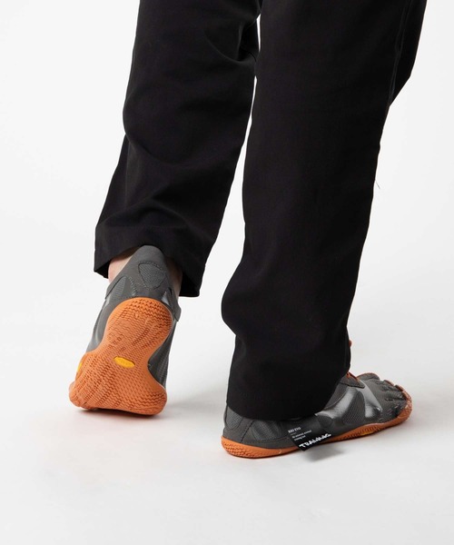 VIBRAM FIVEFINGERS（ビブラムファイブフィンガーズ）の「VIBRAM KSO EVO FIVE FINGERS ビブラム ケイエスオーエボ ファイブフィンガーズ ベアフットシューズ（スニーカー・メンズ・グレー系1・40/41/42/44）」の4枚目の写真