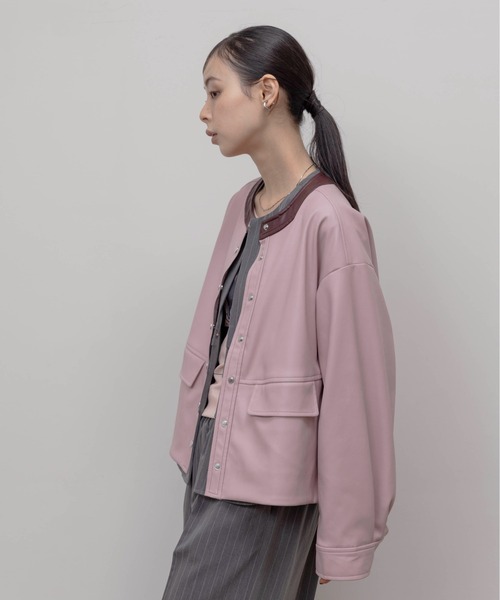 Eimee Law(エイミーロウ)の「バックフリル 合成皮革ジャケット(ノーカラージャケット・レディース・ブラック/ブラウン/ピンク・FREE)」の9枚目の写真