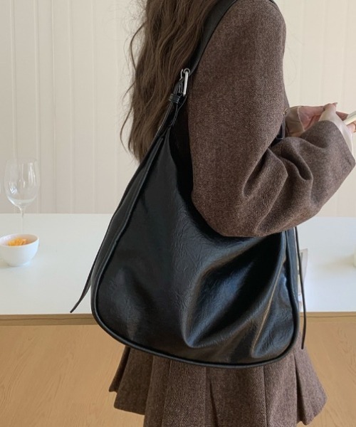 yuu ブラック レザー ショル セール】大容量フェイクレザーショルダーバッグ/通勤通学/A4サイズ対応