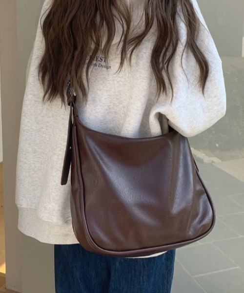 yuue' ( wear )(ユーイ)の「大容量フェイクレザーショルダーバッグ/通勤通学/A4サイズ対応(ショルダーバッグ・レディース・ブラック/ブラウン・FREE)」の18枚目の写真