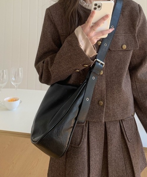 yuue' ( wear )(ユーイ)の「大容量フェイクレザーショルダーバッグ/通勤通学/A4サイズ対応(ショルダーバッグ・レディース・ブラック/ブラウン・FREE)」の4枚目の写真