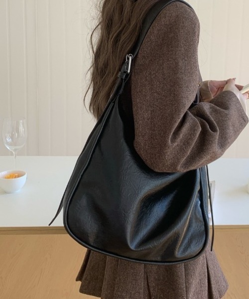 yuue' ( wear )(ユーイ)の「大容量フェイクレザーショルダーバッグ/通勤通学/A4サイズ対応(ショルダーバッグ・レディース・ブラック/ブラウン・FREE)」の7枚目の写真