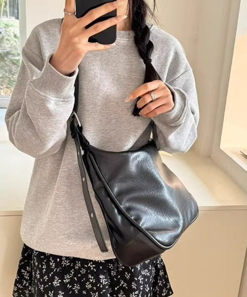 yuue' ( wear )(ユーイ)の「大容量フェイクレザーショルダーバッグ/通勤通学/A4サイズ対応(ショルダーバッグ・レディース・ブラック/ブラウン・FREE)」の11枚目の写真