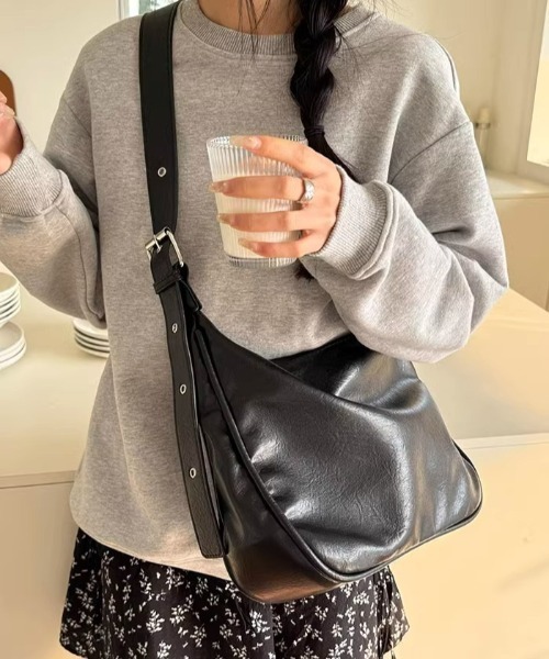 yuue' ( wear )(ユーイ)の「大容量フェイクレザーショルダーバッグ/通勤通学/A4サイズ対応(ショルダーバッグ・レディース・ブラック/ブラウン・FREE)」の9枚目の写真