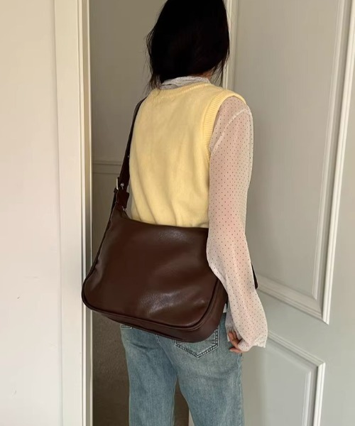 セール】大容量フェイクレザーショルダーバッグ/通勤通学/A4サイズ対応