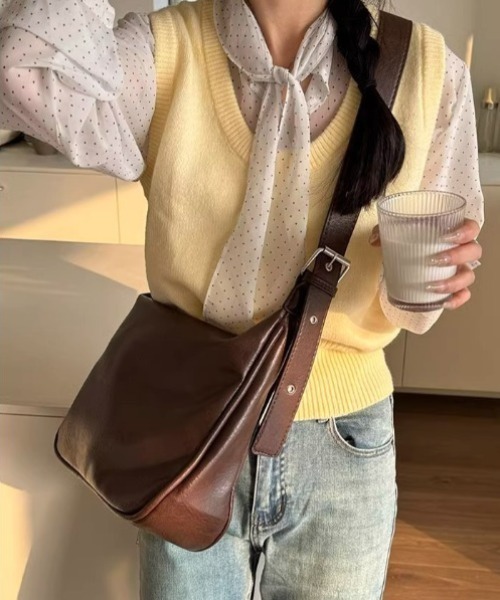 yuue' ( wear )(ユーイ)の「大容量フェイクレザーショルダーバッグ/通勤通学/A4サイズ対応(ショルダーバッグ・レディース・ブラック/ブラウン・FREE)」の22枚目の写真