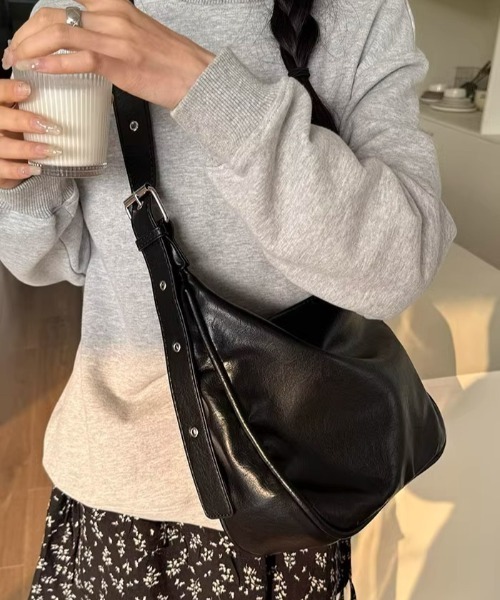 yuue' ( wear )(ユーイ)の「大容量フェイクレザーショルダーバッグ/通勤通学/A4サイズ対応(ショルダーバッグ・レディース・ブラック/ブラウン・FREE)」の10枚目の写真