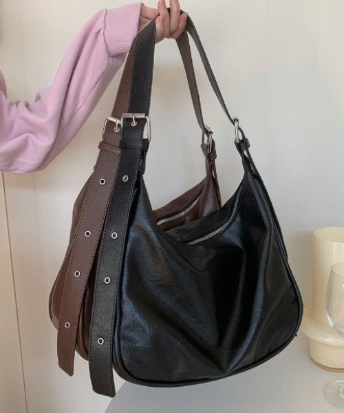 yuue' ( wear )(ユーイ)の「大容量フェイクレザーショルダーバッグ/通勤通学/A4サイズ対応(ショルダーバッグ・レディース・ブラック/ブラウン・FREE)」の3枚目の写真