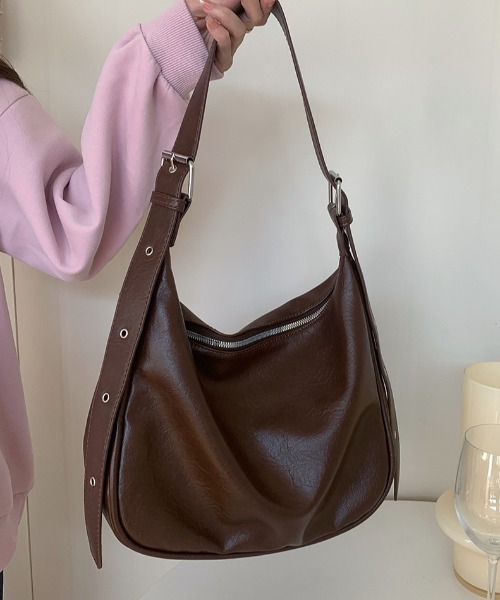 yuue' ( wear )(ユーイ)の「大容量フェイクレザーショルダーバッグ/通勤通学/A4サイズ対応(ショルダーバッグ・レディース・ブラック/ブラウン・FREE)」の21枚目の写真