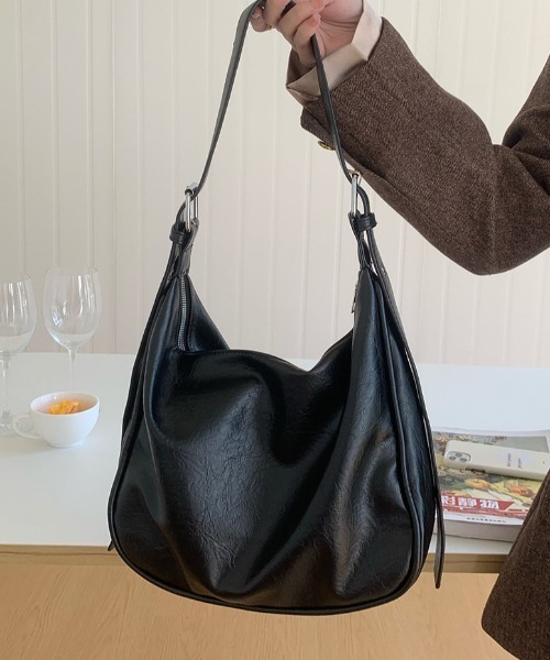 yuue' ( wear )(ユーイ)の「大容量フェイクレザーショルダーバッグ/通勤通学/A4サイズ対応(ショルダーバッグ・レディース・ブラック/ブラウン・FREE)」の6枚目の写真