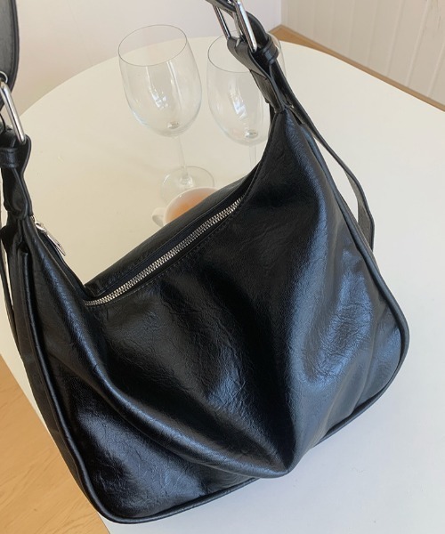 yuue' ( wear )(ユーイ)の「大容量フェイクレザーショルダーバッグ/通勤通学/A4サイズ対応(ショルダーバッグ・レディース・ブラック/ブラウン・FREE)」の14枚目の写真