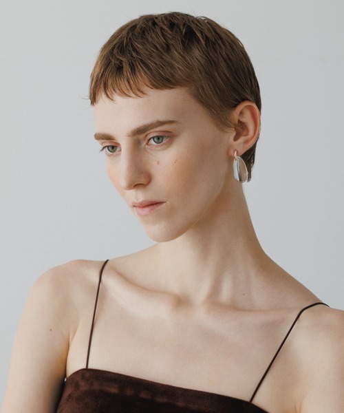 ADAM ET ROPE'（アダムエロペ）の「【EMOELLE】drop pierced earrings（ピアス（両耳用）・レディース・ホワイト系その他・FREE）」の4枚目の写真