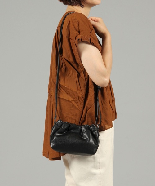 studio CLIP（スタディオクリップ）の「ギャザーおさんぽショルダーバッグ（ショルダーバッグ・レディース・アイボリー/レッド/ブラウン/ブラック・FREE）」の5枚目の写真