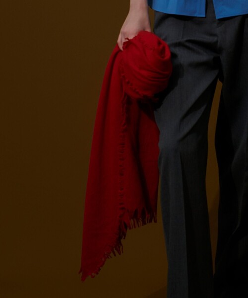 ASAUCE MELER（アソースメレ）の「【A SAUCE MELER(アソースメレ)】ファインラムエアリーソリッドウールストール（マフラー・レディース・レッド/ブラウン/ライトグレー・FREE）」の3枚目の写真