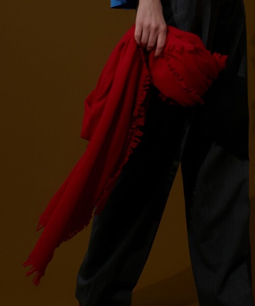 ASAUCE MELER（アソースメレ）の「【A SAUCE MELER(アソースメレ)】ファインラムエアリーソリッドウールストール（マフラー・レディース・レッド/ブラウン/ライトグレー・FREE）」の13枚目の写真