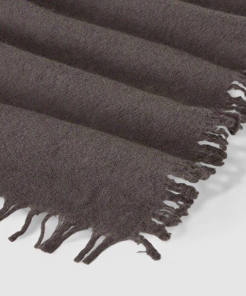 ASAUCE MELER（アソースメレ）の「【A SAUCE MELER(アソースメレ)】ファインラムエアリーソリッドウールストール（マフラー・レディース・レッド/ブラウン/ライトグレー・FREE）」の9枚目の写真