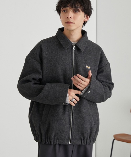 PENNEYS（ぺニーズ）の「PENNEYS/ペニーズ 別注 THE FOX ロゴ ワンポイントワッペン刺繍 テックメルトン オーバーサイズ ジップブルゾン（ブルゾン・メンズ・ブラック/アイボリー/ダークネイビー/ベージュ/チャコール・M/S/L）」の6枚目の写真