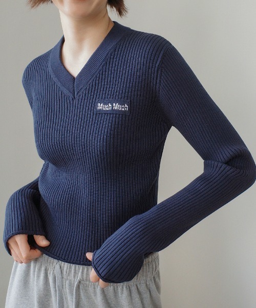 muahmuah(ムーアムーア)の「A'GEM/9 × .kom 『muah muah/ムーアムーア』 LOGO SLIM FIT V-NECK KNIT/スリムフィット ロゴ Vネックニット(ニット/セーター・レディース・アイボリー/ブラック/ネイビー・FREE)」の3枚目の写真