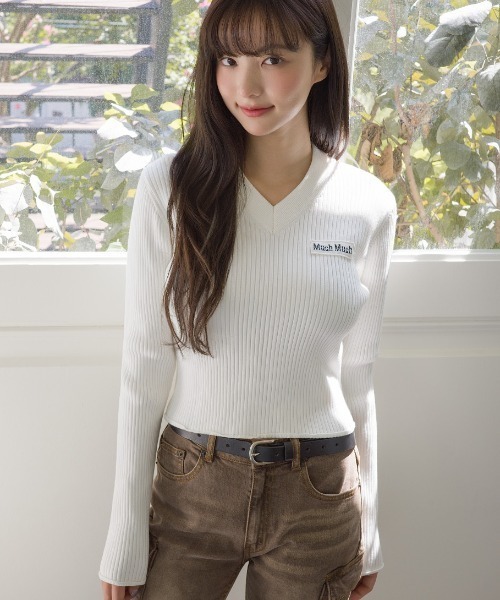 muahmuah(ムーアムーア)の「A'GEM/9 × .kom 『muah muah/ムーアムーア』 LOGO SLIM FIT V-NECK KNIT/スリムフィット ロゴ Vネックニット(ニット/セーター・レディース・アイボリー/ブラック/ネイビー・FREE)」の1枚目の写真