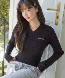 .KOM（ドットコム）の「A'GEM/9 × .kom 『muah muah/ムーアムーア』 LOGO SLIM FIT V-NECK KNIT/スリムフィット ロゴ Vネックニット（ニット/セーター・レディース）」