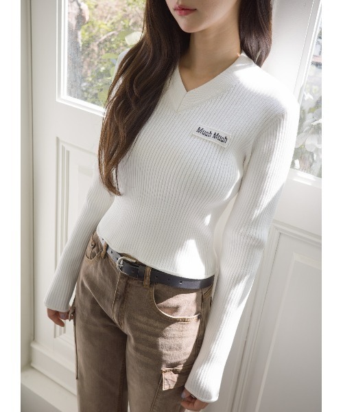 muahmuah(ムーアムーア)の「A'GEM/9 × .kom 『muah muah/ムーアムーア』 LOGO SLIM FIT V-NECK KNIT/スリムフィット ロゴ Vネックニット(ニット/セーター・レディース・アイボリー/ブラック/ネイビー・FREE)」の5枚目の写真