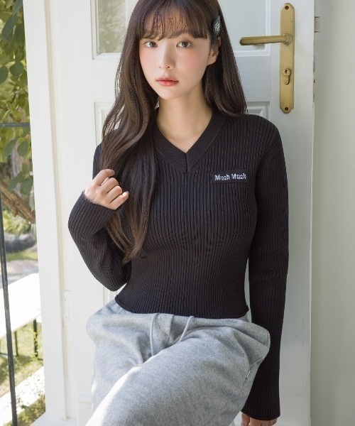 muahmuah(ムーアムーア)の「A'GEM/9 × .kom 『muah muah/ムーアムーア』 LOGO SLIM FIT V-NECK KNIT/スリムフィット ロゴ Vネックニット(ニット/セーター・レディース・アイボリー/ブラック/ネイビー・FREE)」の10枚目の写真