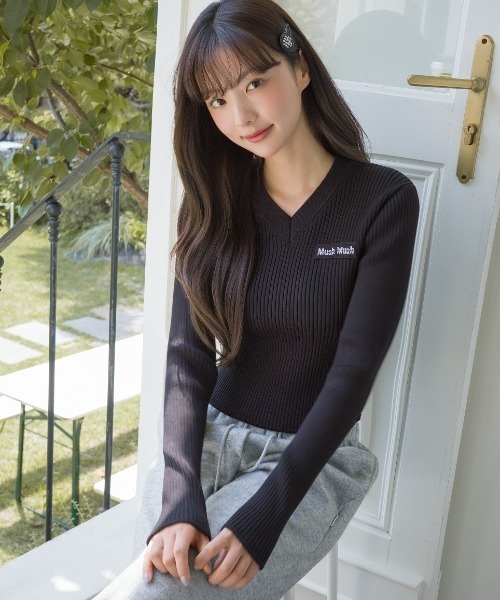 muahmuah(ムーアムーア)の「A'GEM/9 × .kom 『muah muah/ムーアムーア』 LOGO SLIM FIT V-NECK KNIT/スリムフィット ロゴ Vネックニット(ニット/セーター・レディース・アイボリー/ブラック/ネイビー・FREE)」の11枚目の写真